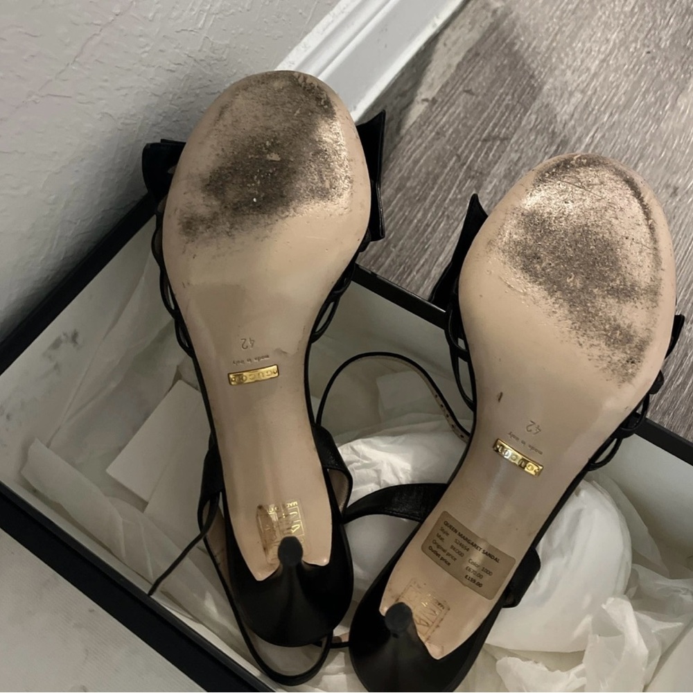 Gucci Leather Queen Bee Black Heels with Embellished Bee - Picture 5 of 6